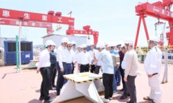 Menteri Bahlil ke Tiongkok Tinjau Fasilitas Terapung LNG Terbesar untuk Indonesia