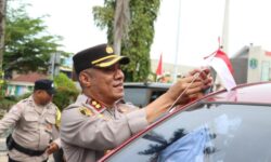 Tumbuhkan Nasionalisme, Kapolres Nunukan Turun ke Jalan Bagi- Bagi Bendera