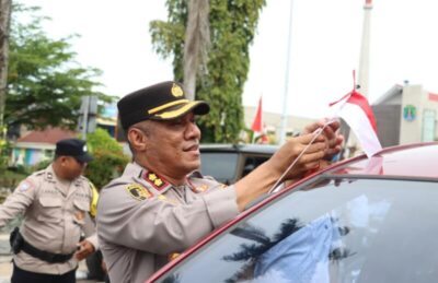 Tumbuhkan Nasionalisme, Kapolres Nunukan Turun ke Jalan Bagi- Bagi Bendera