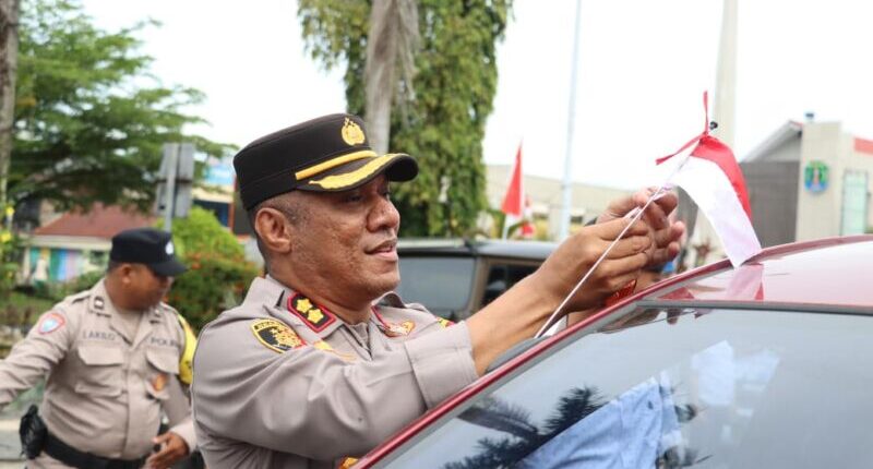 Tumbuhkan Nasionalisme, Kapolres Nunukan Turun ke Jalan Bagi- Bagi Bendera