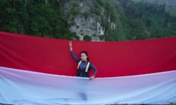 Merah Putih Berkibar dengan Gagah di Tebing Bersejarah Karst Sangkulirang
