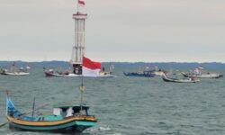TNI AL dan Nelayan Memperingati HUT RI ke-80 di Perairan Ambalat
