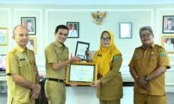Bupati Irwan Serahkan Piagam Penghargaan Adiwiyata kepada 10 Sekolah Tingkat Dasar dan Menengah Pertama di Nunukan