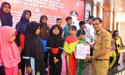 Penuhi Janji Kampanye, Bupati Nunukan Mulai Bagikan Seragam Sekolah Gratis