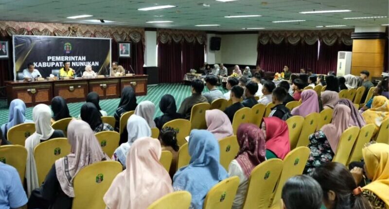 Plt Sekda Nunukan Lepas 32 Mahasiswa Penerima Beasiswa Afirmasi Unhas