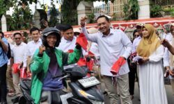 Gerindra Kaltim Bagikan 500 Bendera Merah Putih