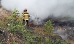 Terus Berasap, Bara Bawah Tanah Resahkan Warga Batu Ampar