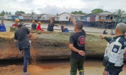 Hanyut di Pesisir Balikpapan, Batang Kayu 15 Meter Dipotong-potong Tim Gabungan