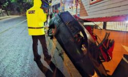 Pecah Ban, Avanza Terperosok Hantam Rumah Warga di Jalan Pasir Putih Nunukan