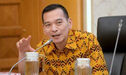 Tidak Etis Menhut Foto Bersama Pelaku Pembalakan Liar