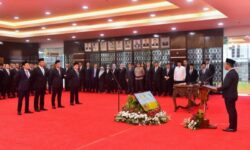 Lantik Pejabat Baru, Menteri ESDM Minta Tertibkan Tambang Ilegal