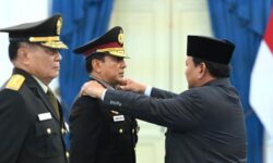 Presiden Prabowo Anugerahkan Pangkat Istimewa kepada Djamari Chaniago dan Ahmad Dofiri