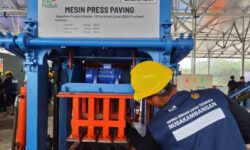 PLN Motori Warga Binaan Nusakambangan Memproduksi Paving Blok