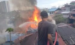 Api Mengamuk di Permukiman Padat Baru Ilir, 6 Rumah Ludes