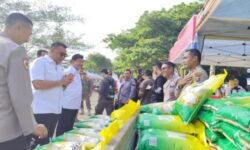 Bupati Aulia Ingatkan Warga Kurangi Junk Food Saat Mengunjungi Stand KWT dan KTNA