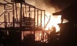 Petir Sebabkan Tiga Bangunan Terbakar dan Satu Warga Luka Bakar di Lumbis Ogong