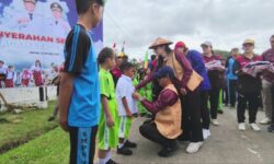 Bupati Nunukan Bagikan Seragam Gratis Serentak dan Uji Coba Starlink di Sekolah Pedalaman