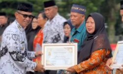 Tali Asih Buat Guru Berpengabdian Puluhan Tahun Hiasi Peringatan Hari Guru di Balikpapan