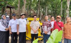 Wakil Bupati Kukar Serahkan 4 Unit Power Thresher untuk Petani Bangun Rejo