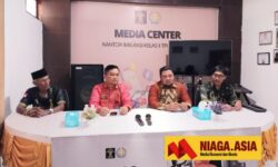 Enam WN Malaysia Membayar Biaya Penerbitan Emergency Passport ke Konsulat Malaysia di Pontianak