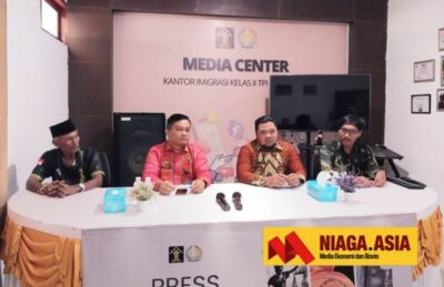 Enam WN Malaysia Membayar Biaya Penerbitan Emergency Passport ke Konsulat Malaysia di Pontianak