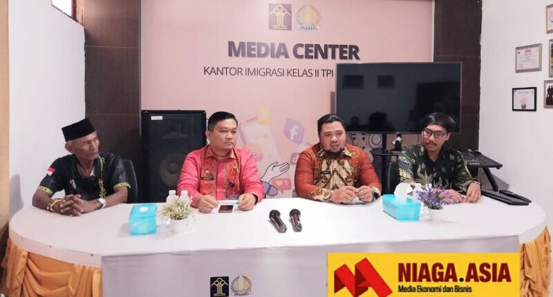 Enam WN Malaysia Membayar Biaya Penerbitan Emergency Passport ke Konsulat Malaysia di Pontianak