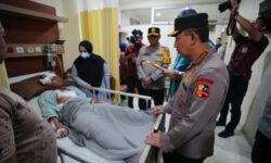Kapolri Kunjungi Korban Ledakan SMAN 72 Jakarta di RSI Cempaka Putih