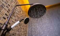 Mandi yang Ideal 2 Kali Sehari dengan Durasi 5-10 Menit Setiap Kalinya