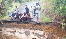 Pelajar Sekolah MI Darul Furqon Sebatik Kesulitan Mengakses Jembatan Darurat