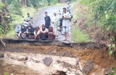 Pelajar Sekolah MI Darul Furqon Sebatik Kesulitan Mengakses Jembatan Darurat