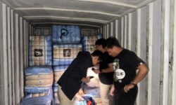 Polisi Sita 207 Bal Pakaian Bekas Impor di Jakarta