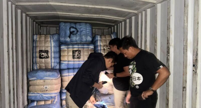Polisi Sita 207 Bal Pakaian Bekas Impor di Jakarta