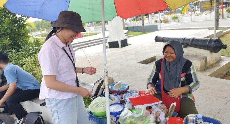 Marhama Penjual Gado-Gado di Depan Museum Mulawarman, Menghidupi 7 Adiknya Sejak Usia 13 Tahun