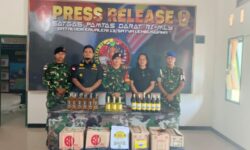 Satgas Pamtas Yonkav 13/SL Gagalkan Penyelundupan 722 Botol Miras