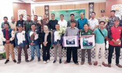 Irwan Sabri Serahkan Bantuan Pertanian ke Petani di Sebatik Timur