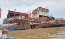 Praktik Tambat Ilegal Tongkang Diduga Bikin Larut Sampai Tabrak Kaki Jembatan Mahulu