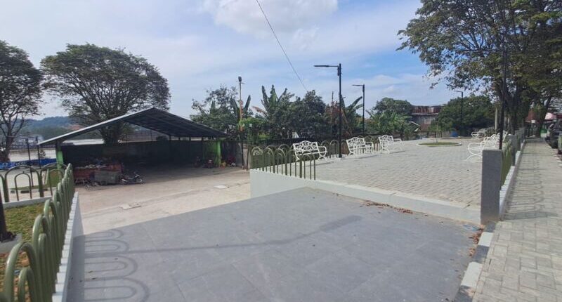 Dibangun Pemkot, Taman Dekat Jembatan Mahakam Ini Ditemani Bau Sampah