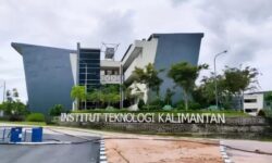 Kisah Ade Terancam Putus Kuliah karena Gratispol Tiba-tiba Dibatalkan