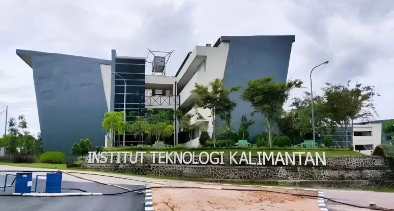 Kisah Ade Terancam Putus Kuliah karena Gratispol Tiba-tiba Dibatalkan