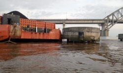 Ditabrak Tongkang Batu Bara Lagi, Fender Jembatan Mahulu di Samarinda Miring