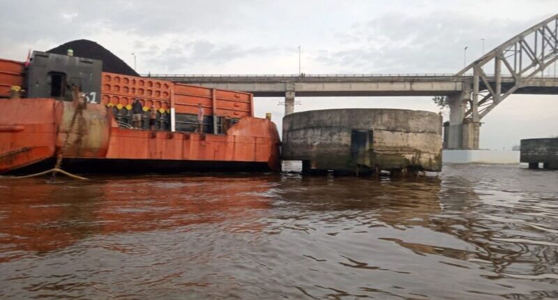 Ditabrak Tongkang Batu Bara Lagi, Fender Jembatan Mahulu di Samarinda Miring