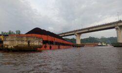 Seno Aji Kesal Jembatan Mahulu Ditabrak Tongkang, Tali Putus Alasan Klasik