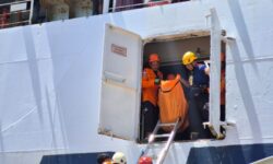 Evakuasi Dramatis di Kapal Dharma Kartika IX Miring di Pelabuhan Balikpapan