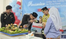 Resmikan Fasilitas RSUD AM Parikesit, Bupati Aulia Cium Tangan Sultan Kukar Ing Martadipura
