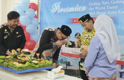 Resmikan Fasilitas RSUD AM Parikesit, Bupati Aulia Cium Tangan Sultan Kukar Ing Martadipura
