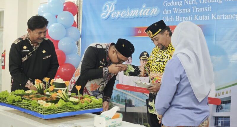 Resmikan Fasilitas RSUD AM Parikesit, Bupati Aulia Cium Tangan Sultan Kukar Ing Martadipura
