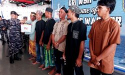 Pangkoarmada RI Bertemu Tokoh Masyarakat dan Bagikan Sembako ke Nelayan Sebatik