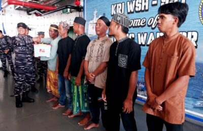 Pangkoarmada RI Bertemu Tokoh Masyarakat dan Bagikan Sembako ke Nelayan Sebatik