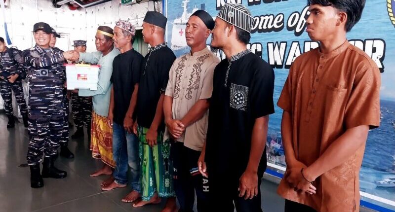 Pangkoarmada RI Bertemu Tokoh Masyarakat dan Bagikan Sembako ke Nelayan Sebatik