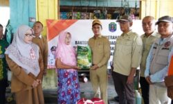 Irwan Sabri Serahkan 1.734 Paket Sembako ke Warga Terdampak Banjir di Sembakung